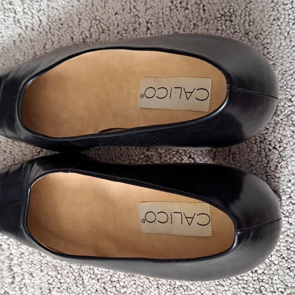 CALICO Low-heeled Leather Pumps - Picture 5 of 10